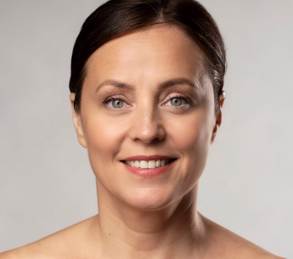 señora con limpieza facial